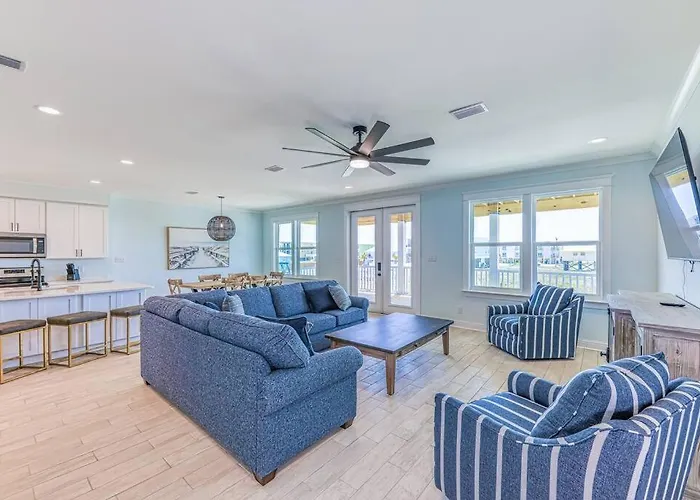 The Fox- Sleeps 26- Walk To The Beach!