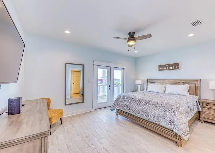 Holiday home The Fox- Sleeps 26- Walk To The Beach! *