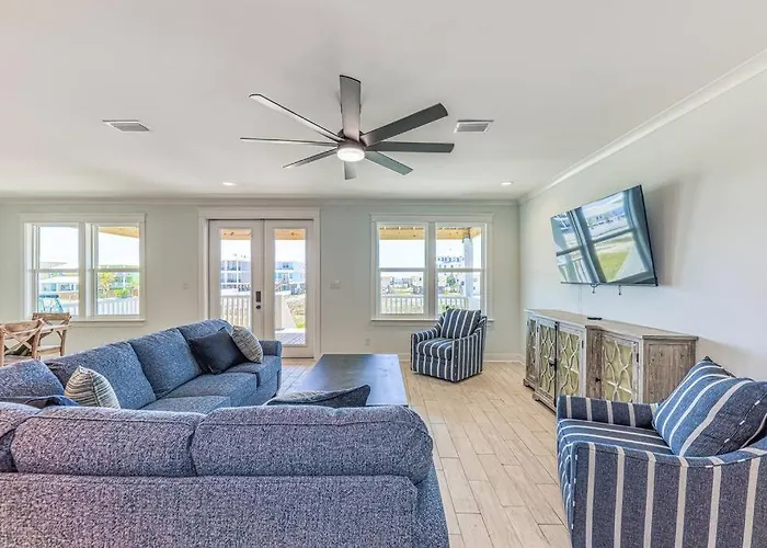 The Fox- Sleeps 26- Walk To The Beach! Holiday home *