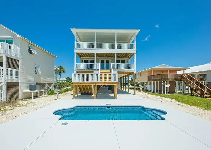 The Fox- Sleeps 26- Walk To The Beach! Holiday home