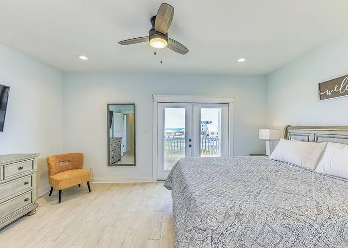 The Fox- Sleeps 26- Walk To The Beach! * Gulf Shores