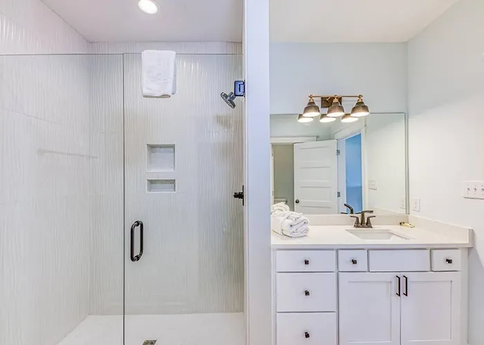 The Fox- Sleeps 26- Walk To The Beach! *